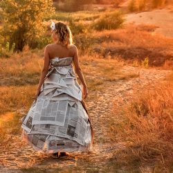 Ein Kostüm, das für Schlagzeilen sorgt: DIY-Kleid aus Zeitungen basteln